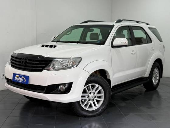TOYOTA HILUX SW4 3.0 SRV 4X4 7 LUGARES 16V TURBO INTERCOOLER DIESEL 4P AUTOMÁTICO TOYOTA HILUX SW4 3.0 SRV 4X4 7 LUGARES 16V TURBO INTERCOOLER DIESEL 4P AUTOMÁTICO